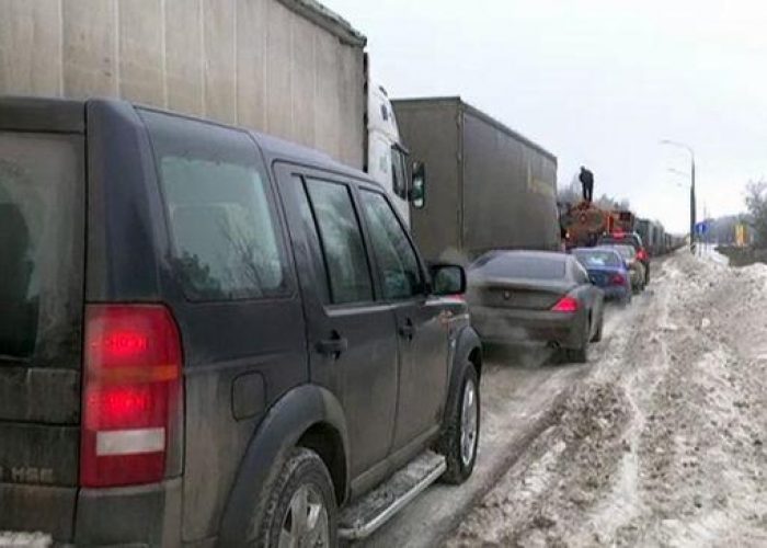 Russia/ Paese sommerso da neve, maxi-ingorgo paralizza Mosca