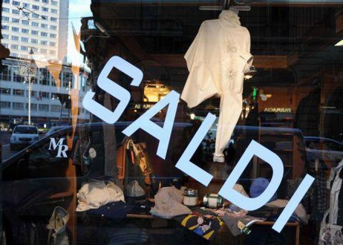 Saldi/ Codacons conferma: -10% acquisti nel primo giorno