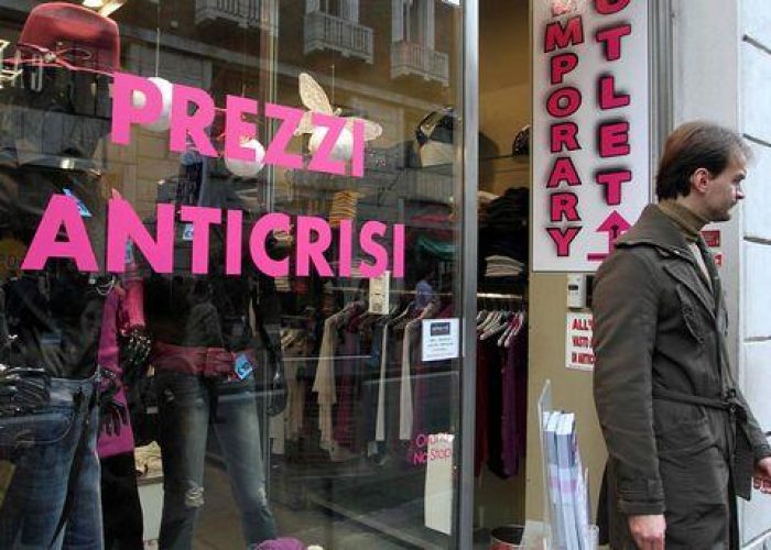 Saldi/ Codacons: Il 70% negozi fa già sconti, segno della crisi