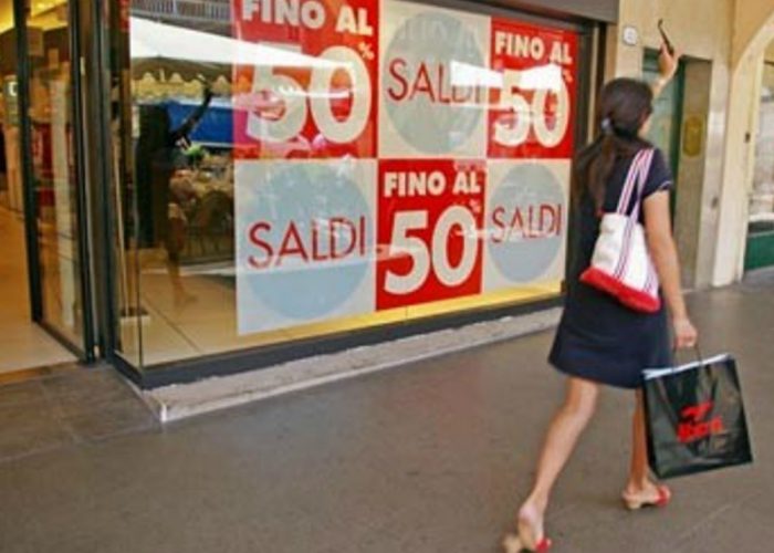 Saldi, sconti alti da subitoper vendere i primi giorni
