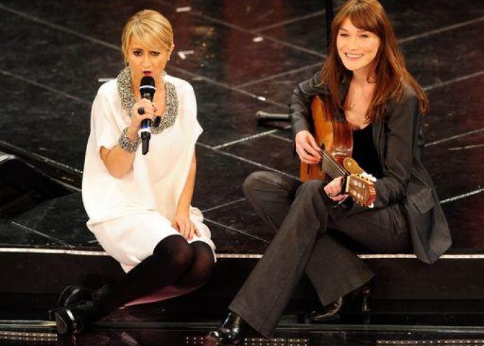 Sanremo/ Duetto Littizzetto Carla Bruni sul palco dell'Ariston