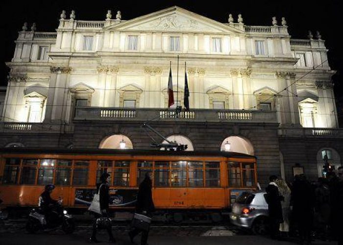 Scala/ A Milano prima del Lohengrin in diretta su 22 maxischermi