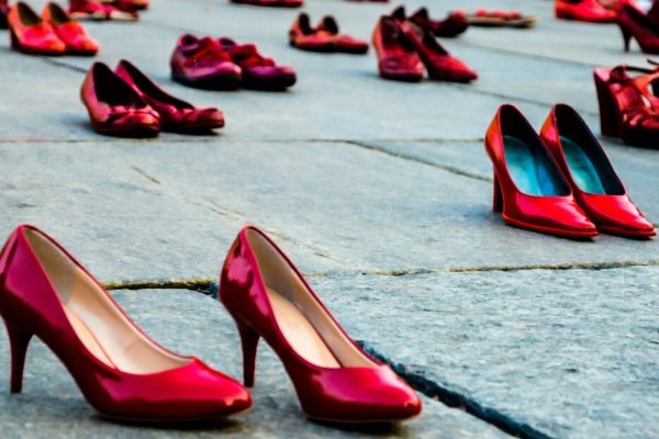 Scarpe e abiti rossi per la maratona contro la violenza verso le donne