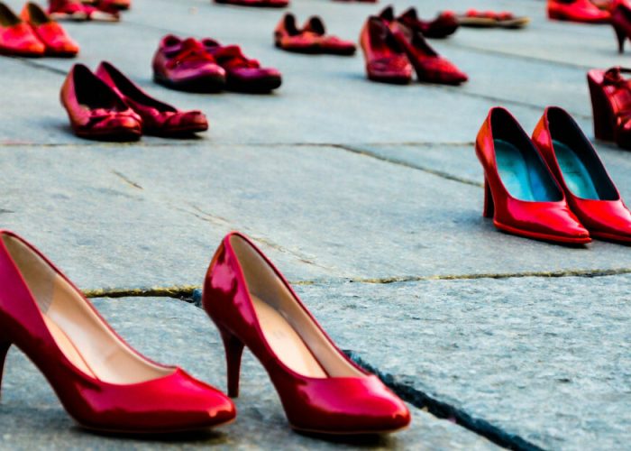 Scarpe e abiti rossi per la maratona contro la violenza verso le donne