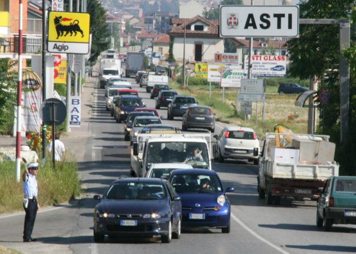 Scontro fra due auto sul ponte del Tanaro