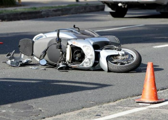 Scontro fra moto e Suv, grave uno studente