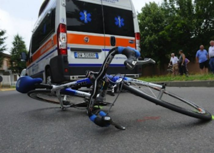 Scontro tra una bici e una moto a Revigliasco, feriti entrambi i conducenti