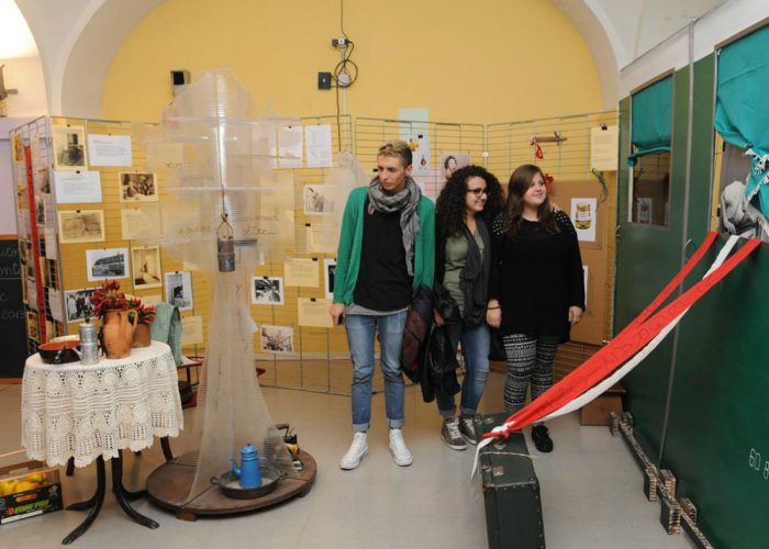 Scuola, in mostra all'istituto Montila storia della migrazione