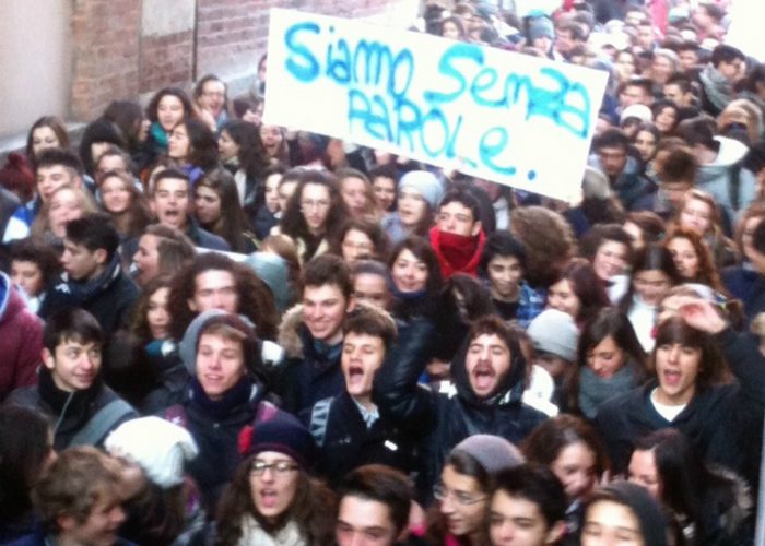 Scuola in protesta tra le vie di Asti