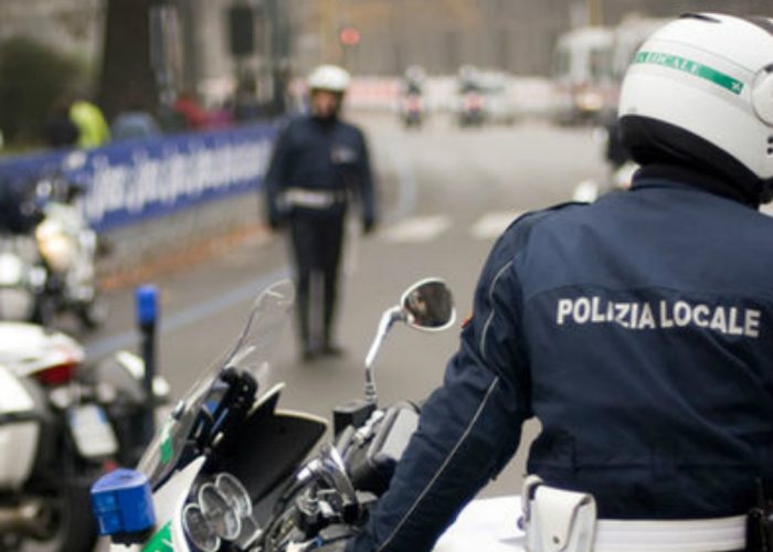 Se ne va dopo lincidente,poi si presenta alla polizia municipale