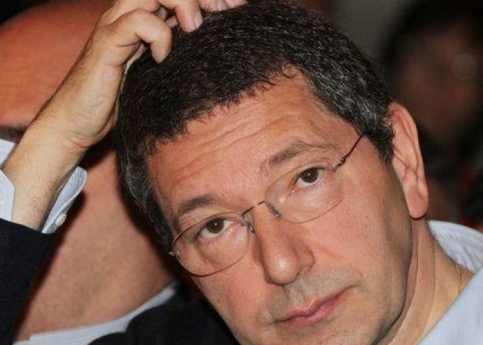 Sel/ Ignazio Marino a piazza Santi Apostoli, Vendola lo saluta