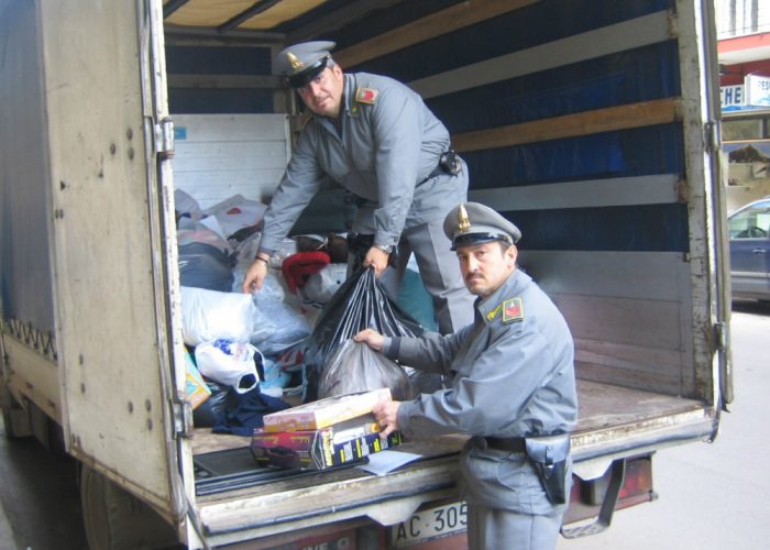 Sequestrati 21 quintali di vestiti usatiLa raccolta di beneficenza era senza autorizzazione