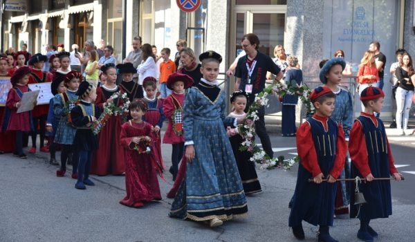 sfilata del corteo per le vie de