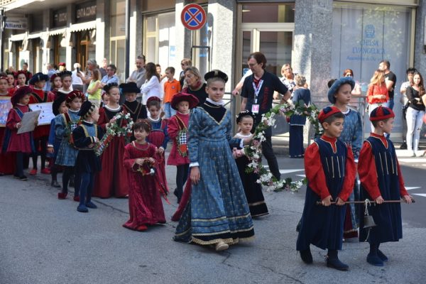 sfilata del corteo per le vie de