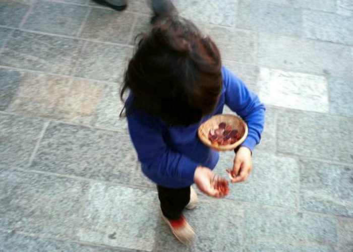 Sfrutta la figlia 12enne per l'accattonaggio: denunciato nomade rom pregiudicato