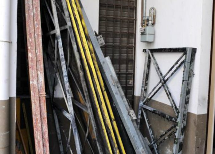 Si picchiano fuori dal bar,poi il dehors va a fuoco