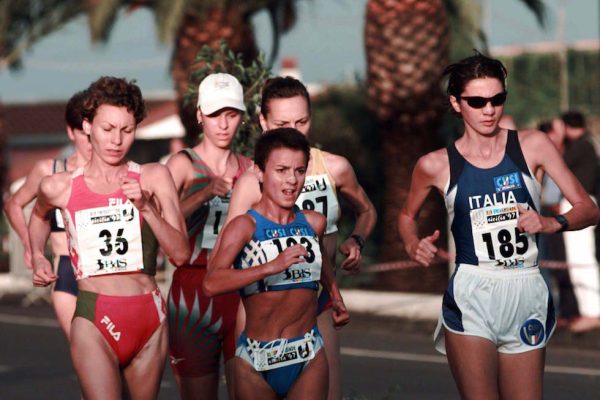 Da sinistra Larissa Ramazanova, Bielorussia, prima classificata, Annarita Sidoti, terza, e Rossella Giordano, durante la 10 chilometri di marcia alle Universiadi di Catania del 1997 (AP Photo/Massimo Sambucetti)