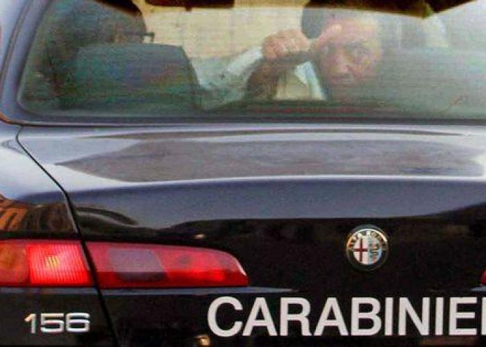 Sorpresi dai carabinieri a smontarela batteria da auto in sosta, arrestati