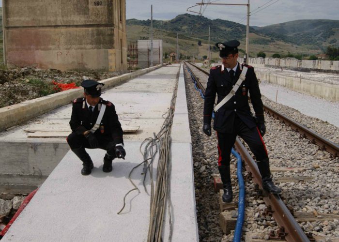 Sorpresi in tre mentre rubano cavi di ramesulla ferrovia abbandonata