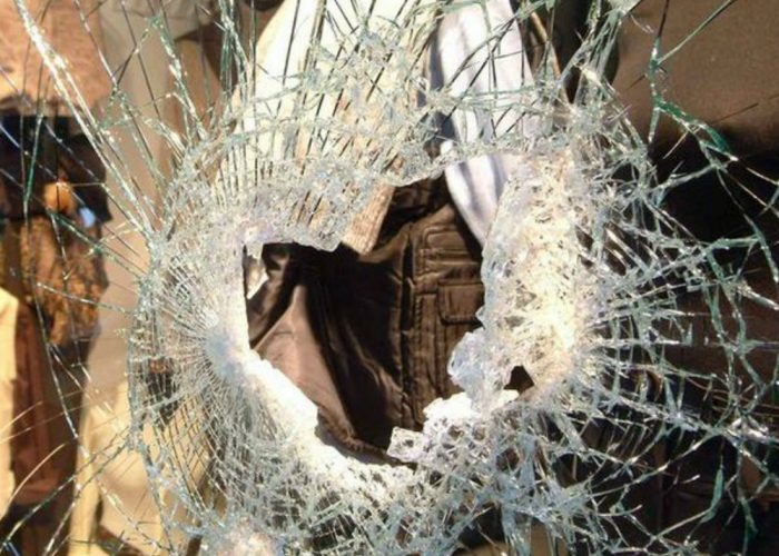 Spaccata dall'ottico di piazza StatutoCarabinieri sulle tracce di un'auto nera