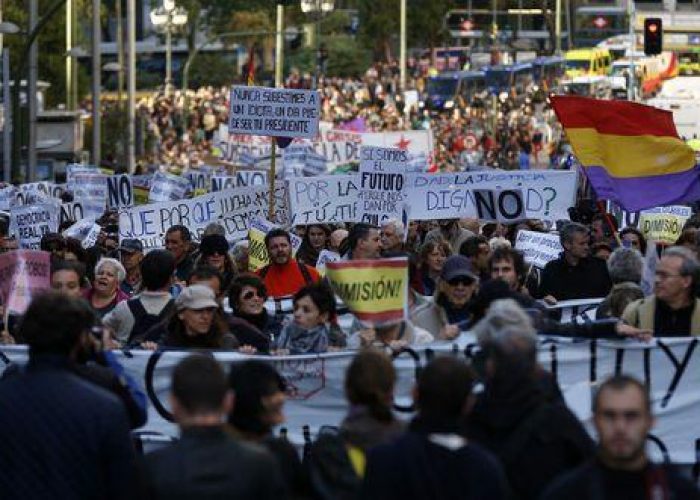 Spagna/ "Dimissioni, dimissioni", migliaia in piazza a Madrid