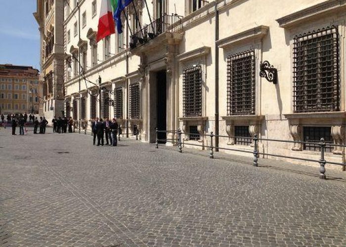 Sparatoria Palazzo Chigi/Recuperata pistola in piazza Colonna