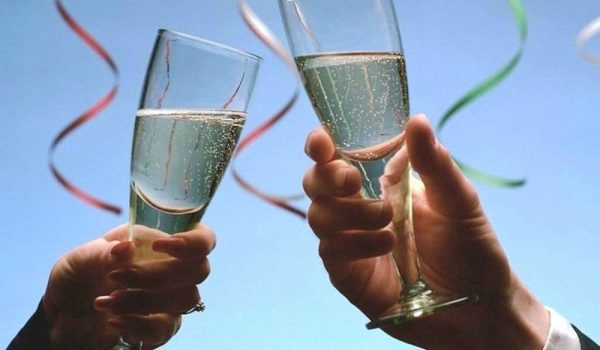 Spumante batte Champagne, più brindisi astigiani