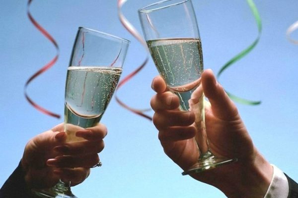 Spumante batte Champagne, più brindisi astigiani