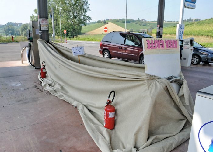 Sradicata la colonnina con i soldidel benzinaio Dik Fuel di Agliano