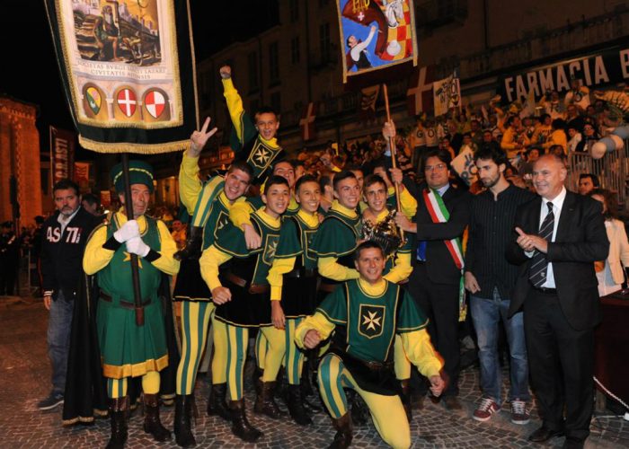 Stasera la sfida degli sbandieratoriIn dieci tentano di spodestare San Lazzaro