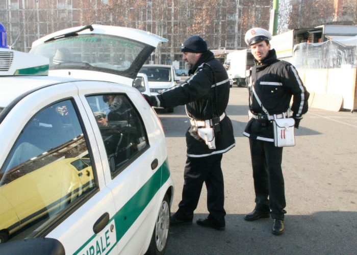 Stava facendo lezione di guida,centrata da unauto pirata