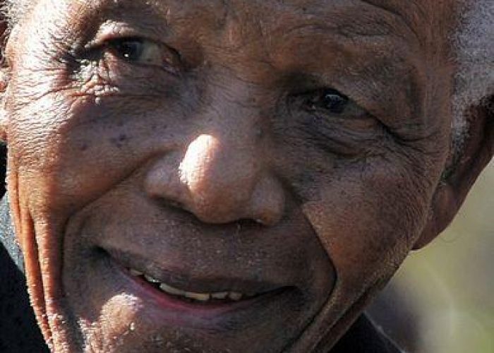 Sudafrica/ Figlie di Mandela fanno causa al padre per i soldi