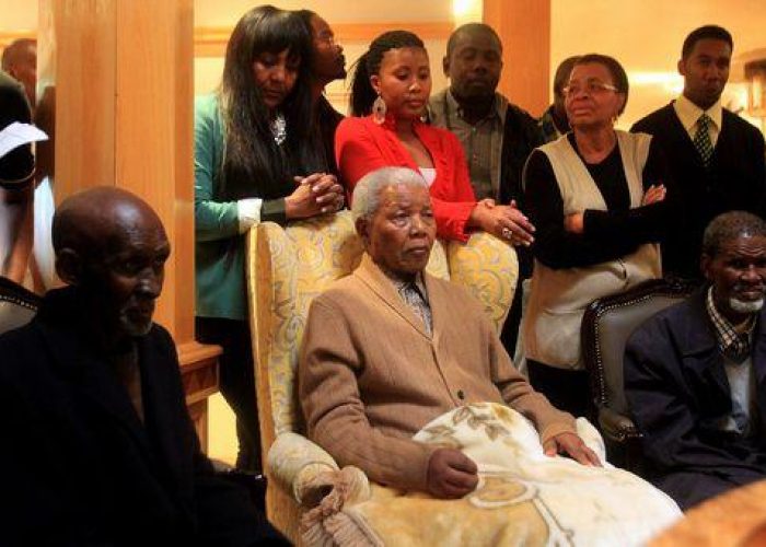 Sudafrica/ Mandela è in grado di respirare "senza difficoltà"