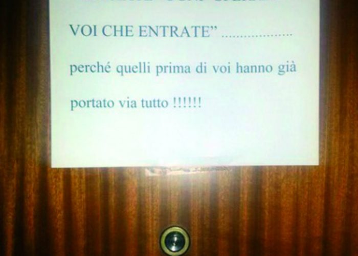 Sulla porta un biglietto per i ladri:lasciate perdere, qui hanno già rubato