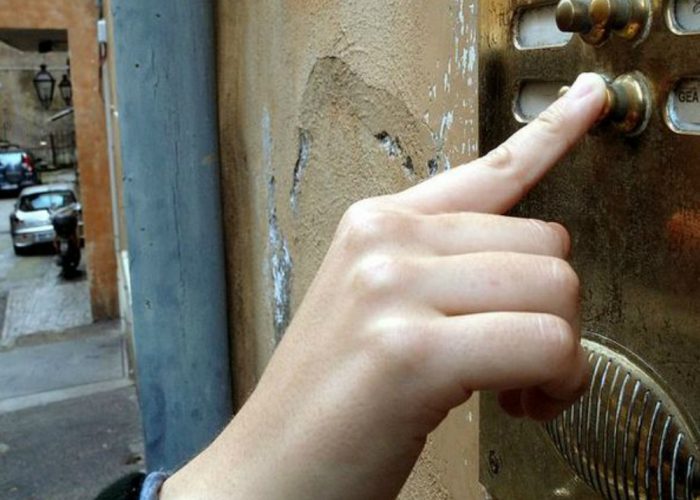 Suonano alla porta, li colpisce con la stampella