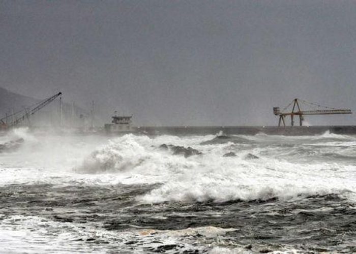 Surfista disperso in mare al largo di Genova: ricerche in corso