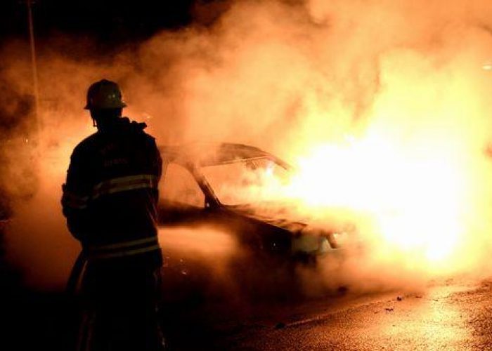 Svezia/ Quarta notte di scontri a Stoccolma, bruciato ristorante