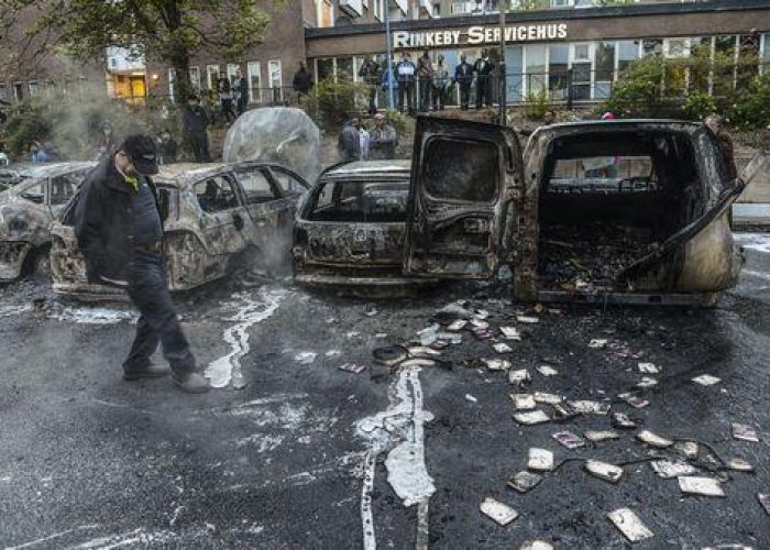 Svezia/ Quinta notte di scontri nella periferia di Stoccolma