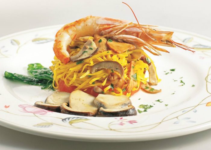 Tagliolini ai due funghi, scampo reale e battuto di cuore di bue