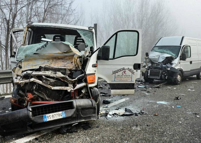 Tampona un furgone in pannee provoca un maxi incidente