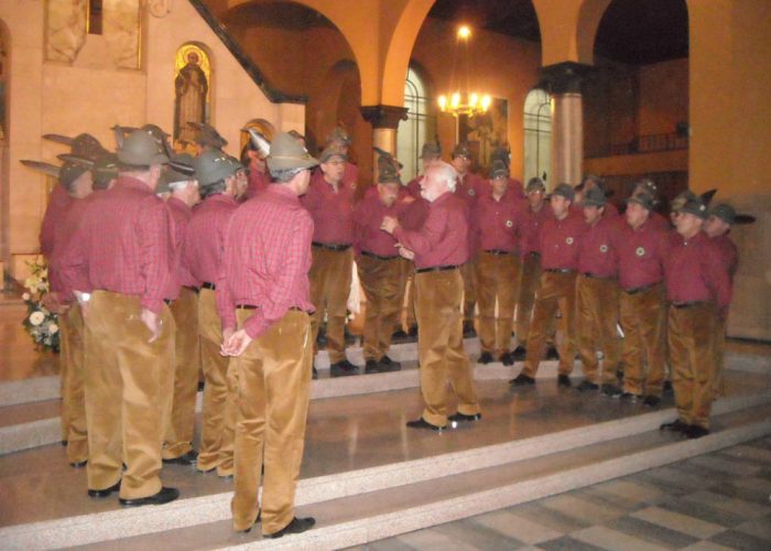 Teatro Alfieri: cori e studentisul palco aspettando lAdunata