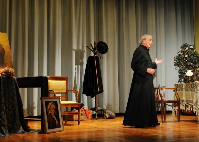 Teatro gremito, commozione e sorrisiCosì Arato esordisce nel "suo" Don Bosco