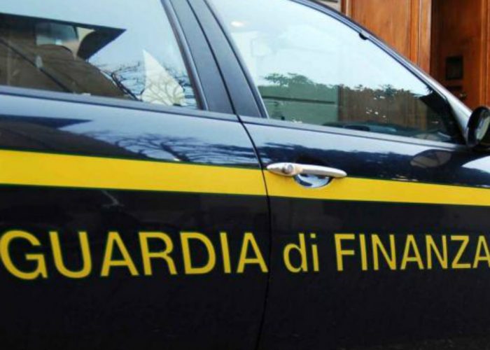 Telefonava e navigava in internet, ma a pagare era un altro ignaro di tutto