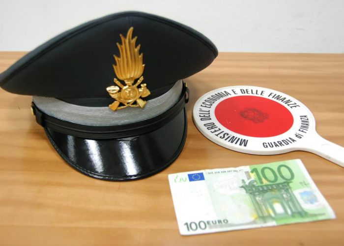 Tenta di fare acquisti con una banconota da 100 euro contraffatta, denunciato