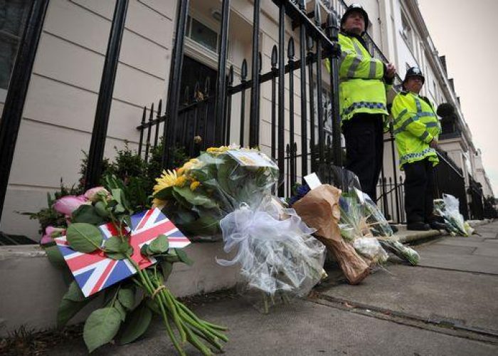 Thatcher/ Fiori e messaggi davanti alla casa dell'ex premier