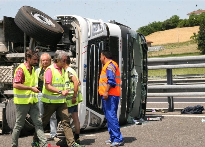 Tir urta guard rail e si ribaltaAutostrada bloccata per due ore