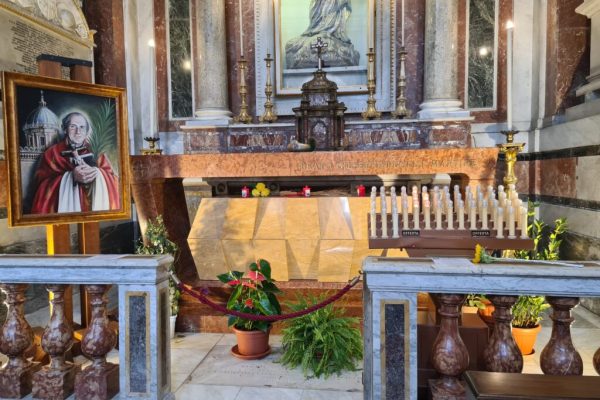 tomba di padre pino puglisi nella cattedrale di Palermo