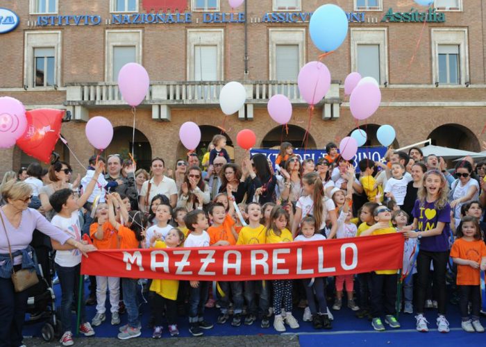 Tra palloncini e fischietti sfila in centrola festa delle scuole materne cattoliche