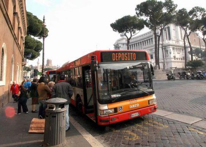 Trasporti/ A Roma metropolitana ferma, pochi tram e bus