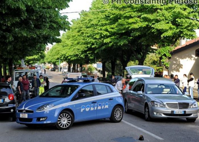 Travolto da un'auto mentre attraversala strada, muore pensionato